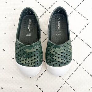 Old Navy Green Camo Slip-On Shoes toddler 8